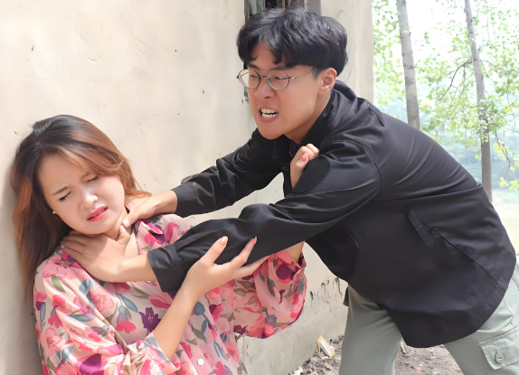 背叛的男人在小三面前贬低妻子图的什么心理