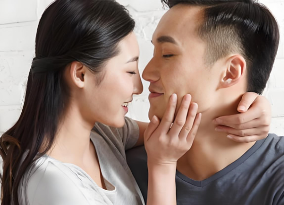 夫妻两地分居是容易让第三者乘虚而入的时候