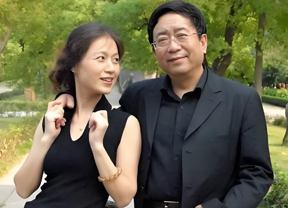 实际上出轨是不分年龄的，都是契约的粉碎机