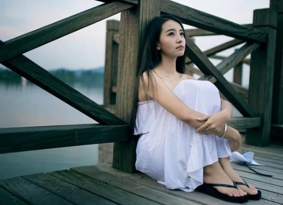 许多人在情感中饱受痛苦，其根源就在于强求
